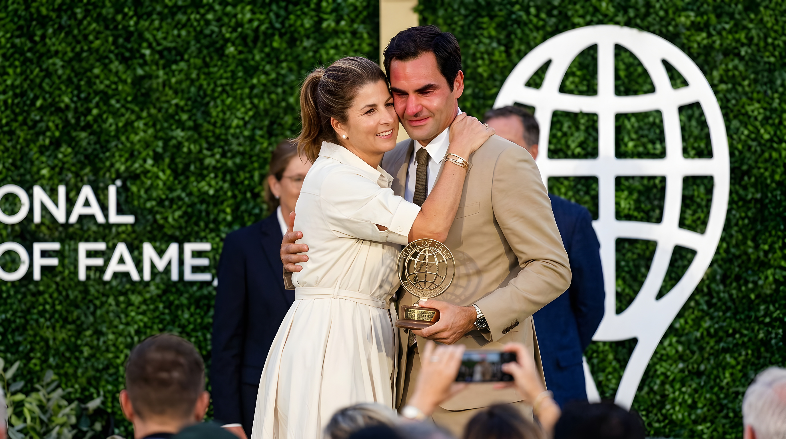 Roger Federer optaget i Hall of Fame med hyldest til hustruen