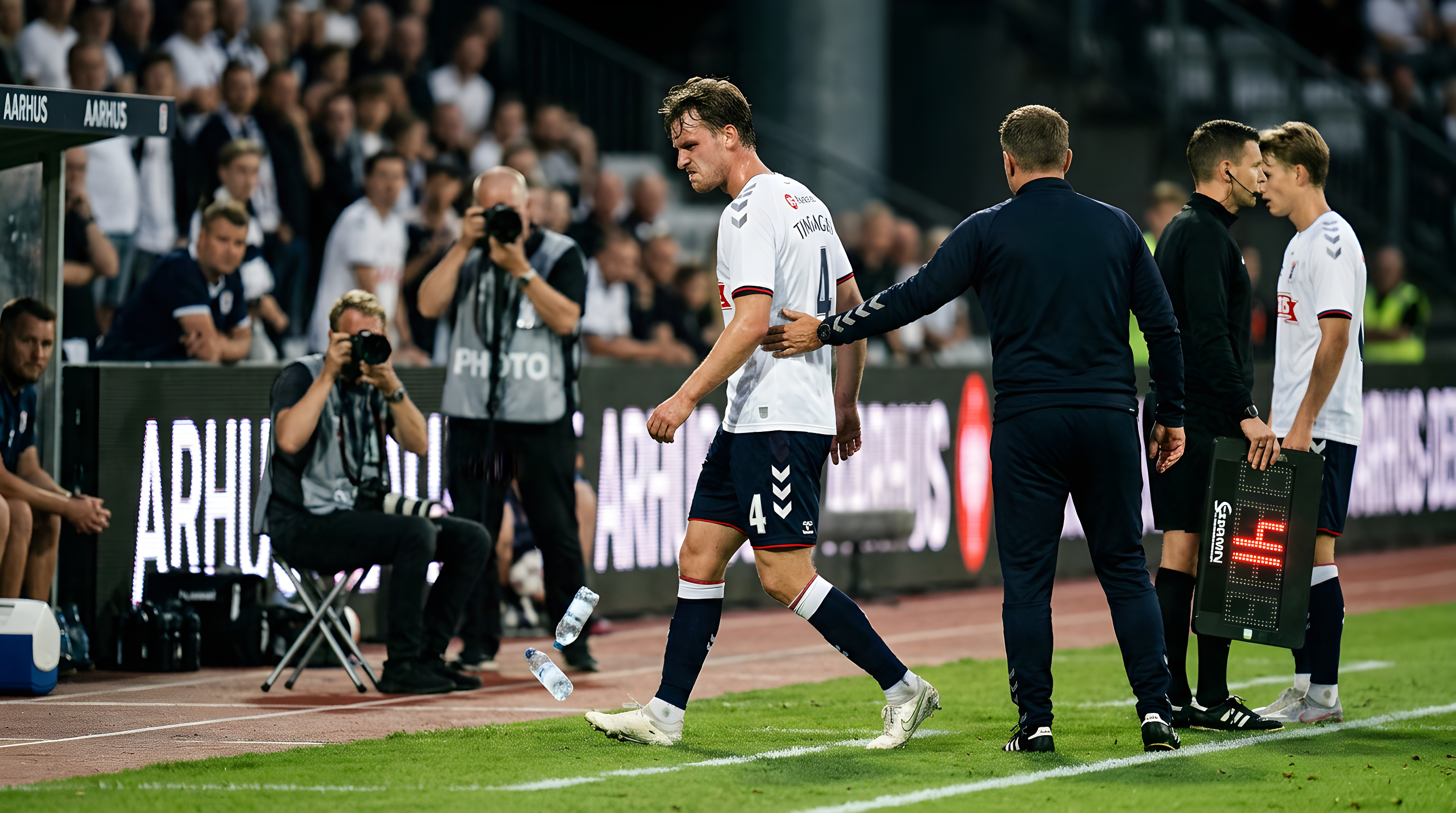 Rasende Rasmus Tingager skiftet ud i AGF-kamp