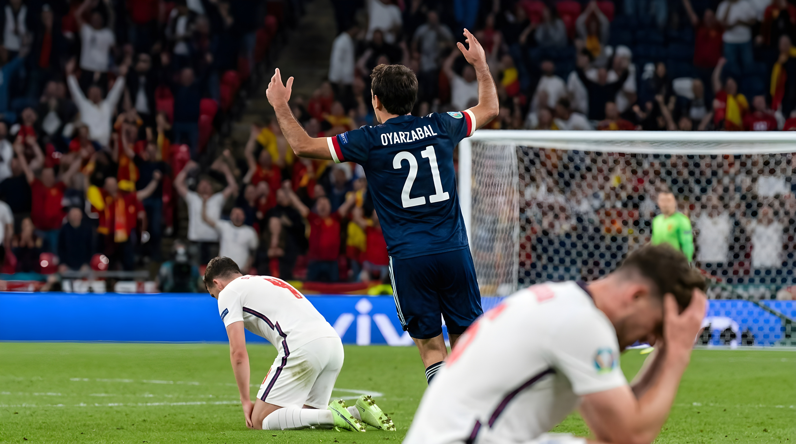 Spanien straffer engelske fejl i drama på Wembley