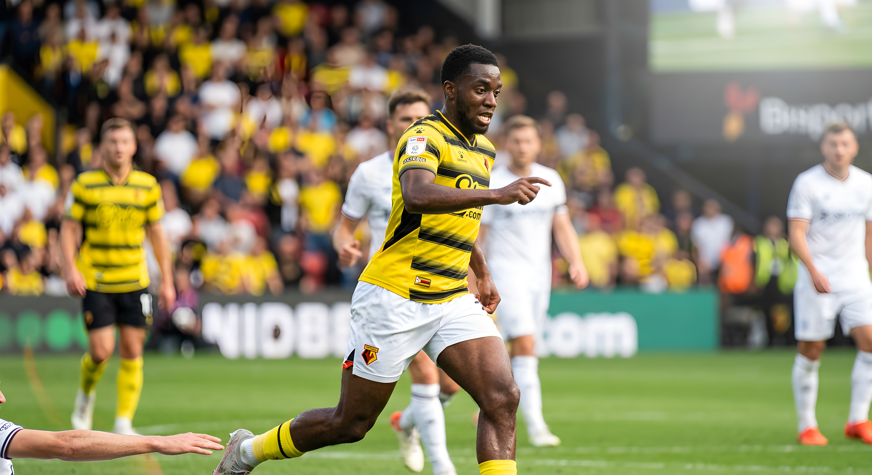 Jordan Zemura skifter til Watford i England