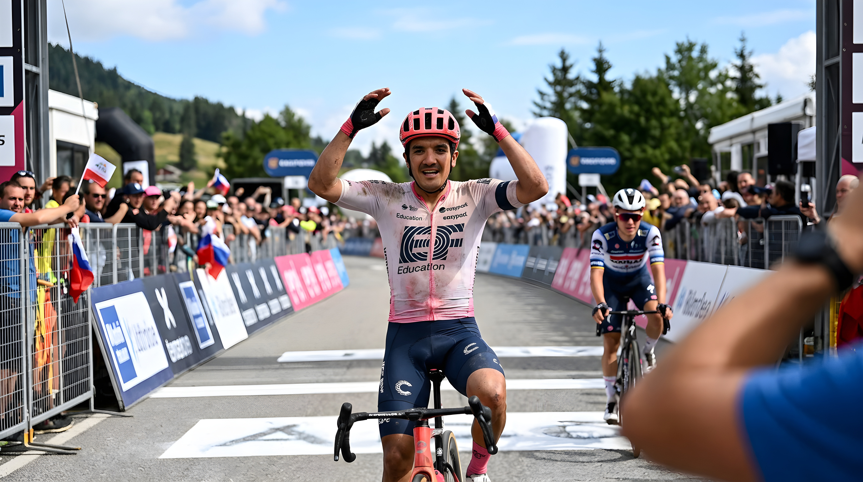 Richard Carapaz stryger til tops efter dramatisk cykelgys
