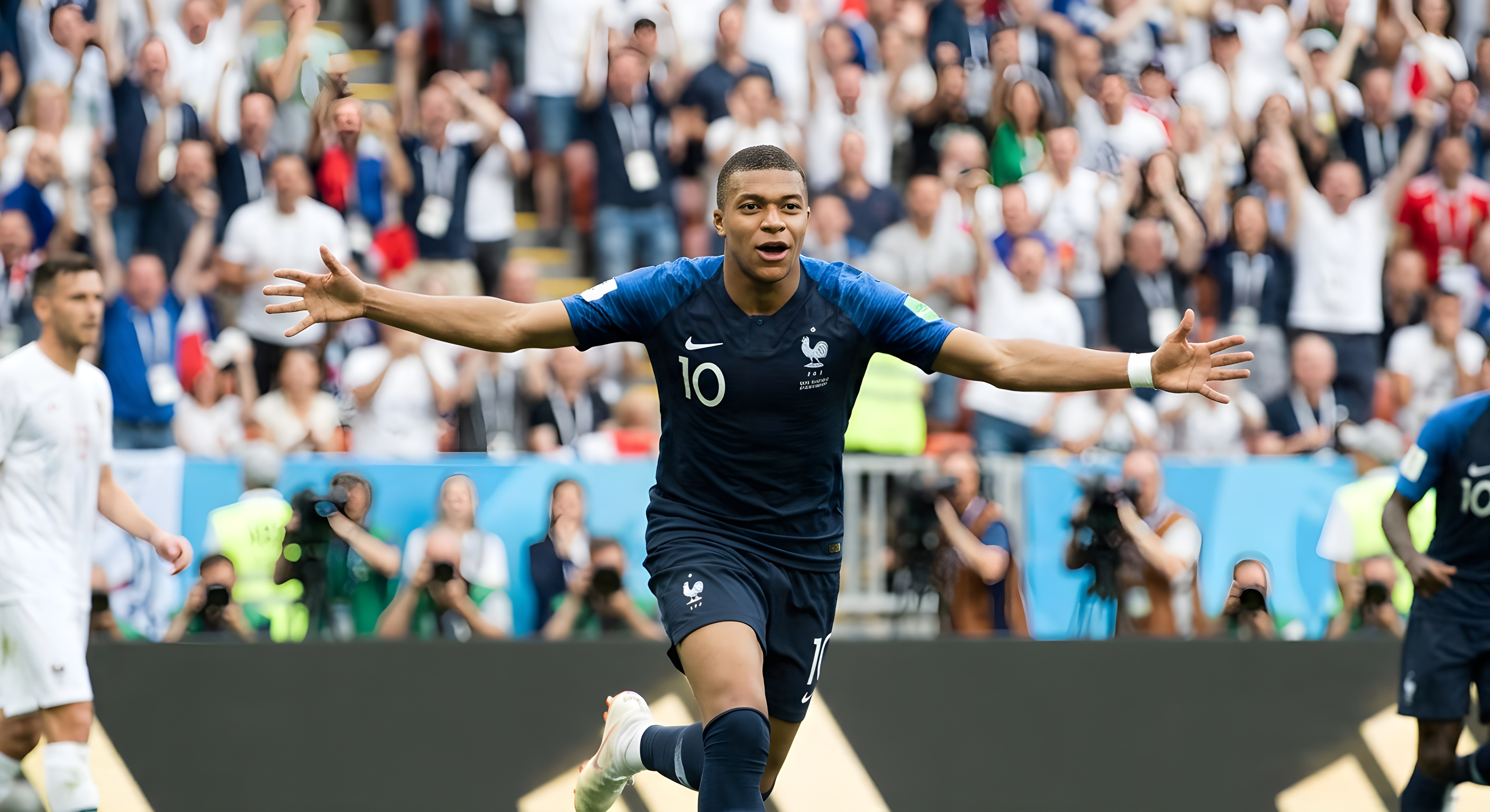 Mbappé slår vild målrekord og overhaler Messi