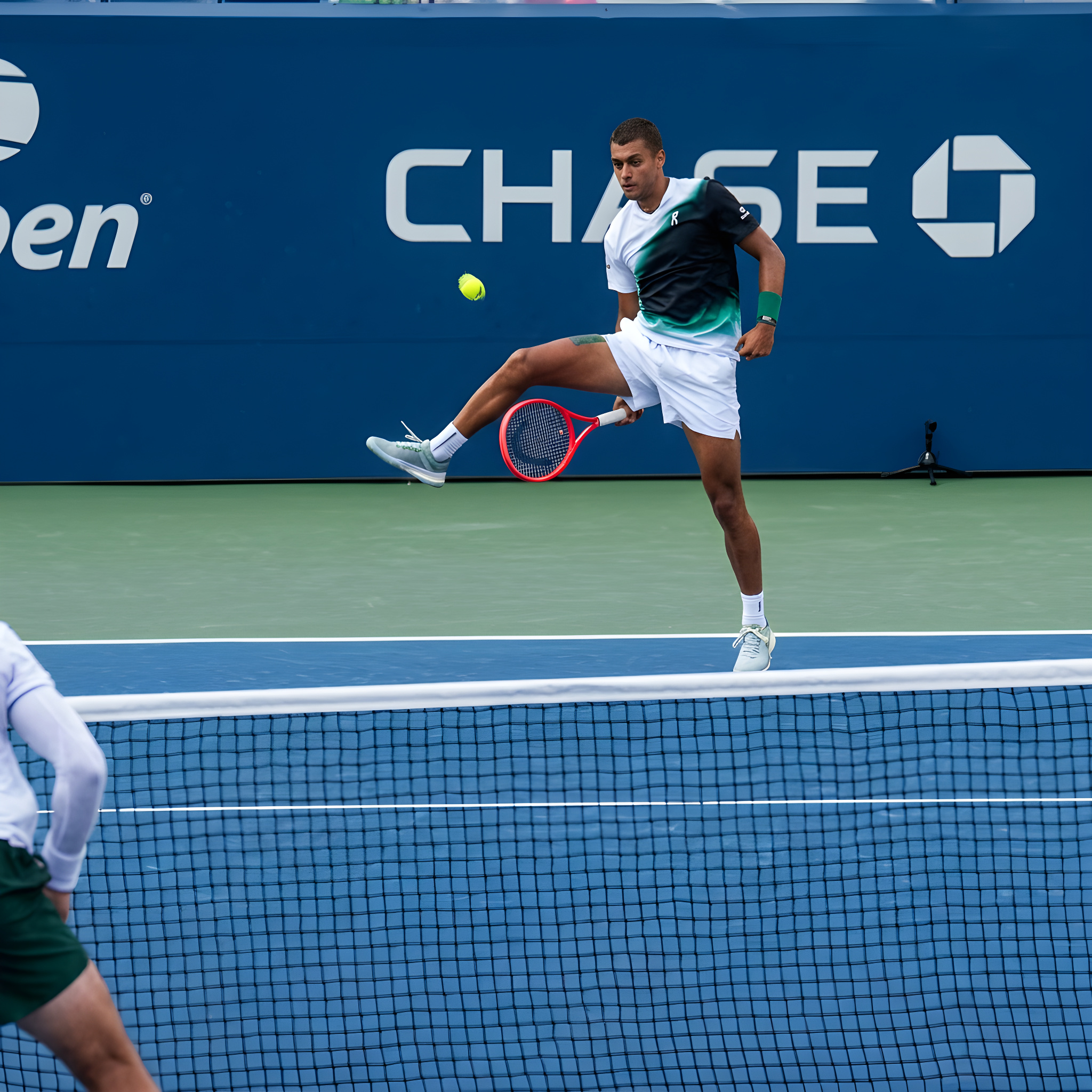 Italiensk tennisstjerne ryster US Open med vanvittigt slag