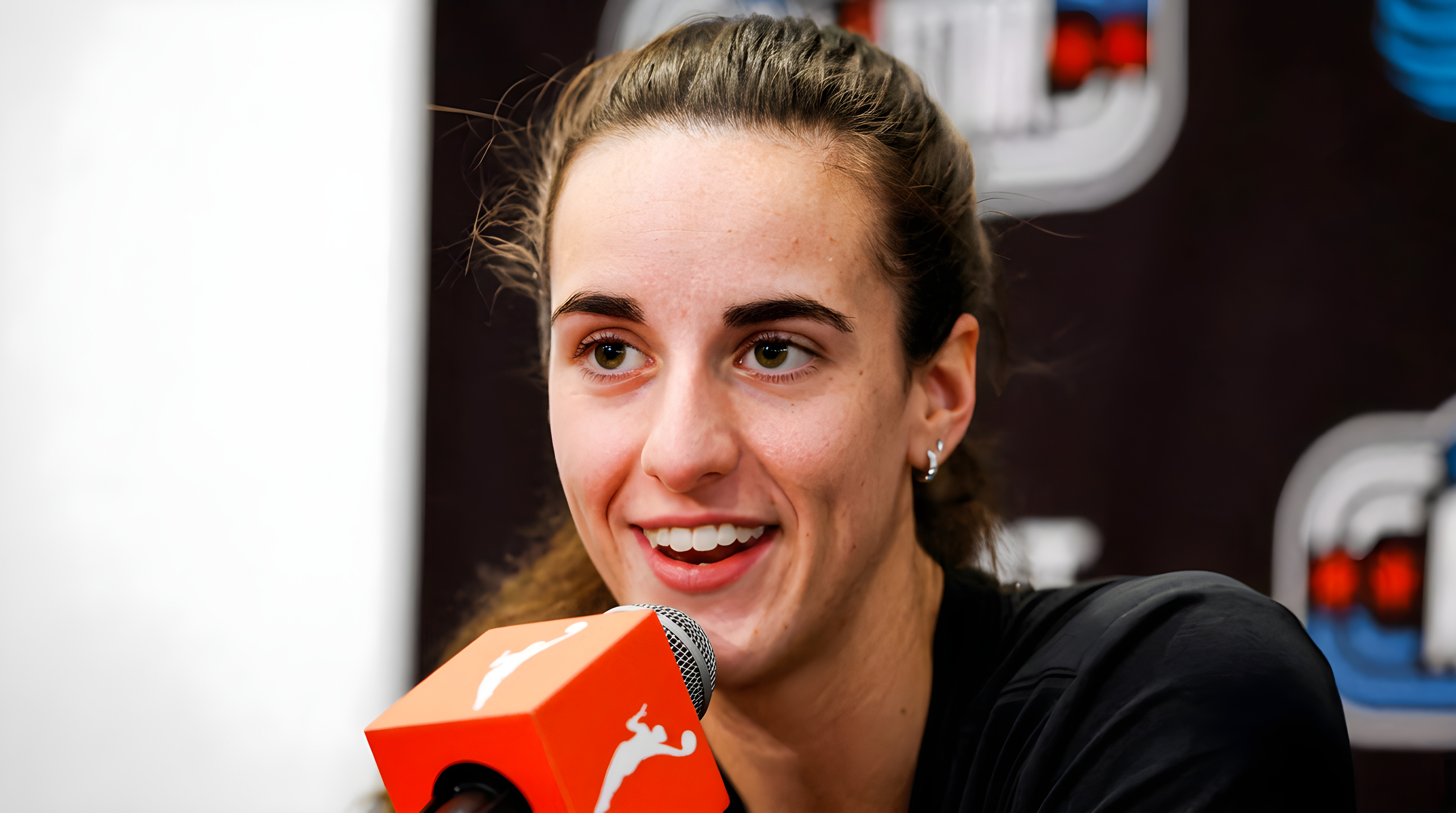Unge kvindelige basketballstjerner tjener millioner i college