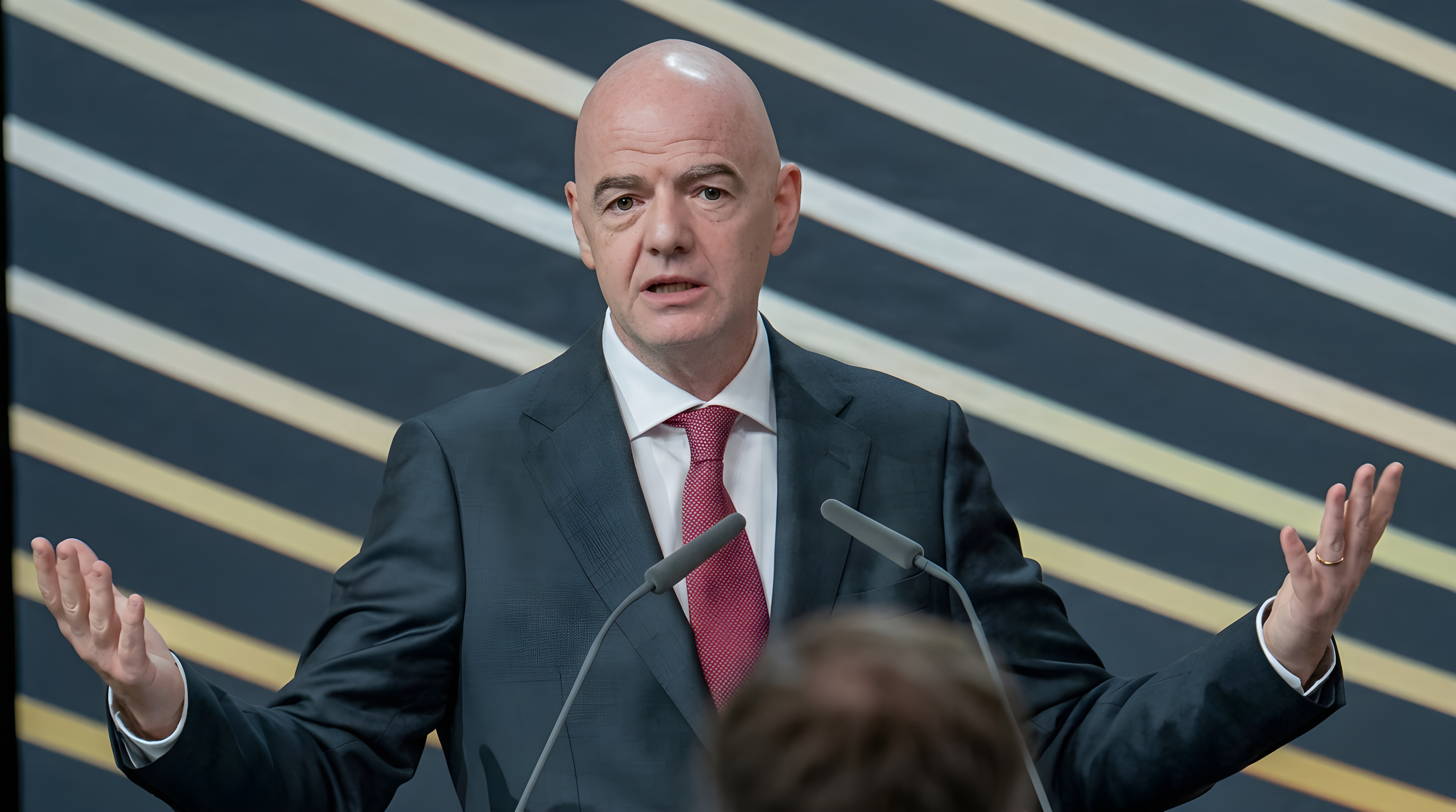 Fifa-plan om at sælge dele af VM udløser åben krig