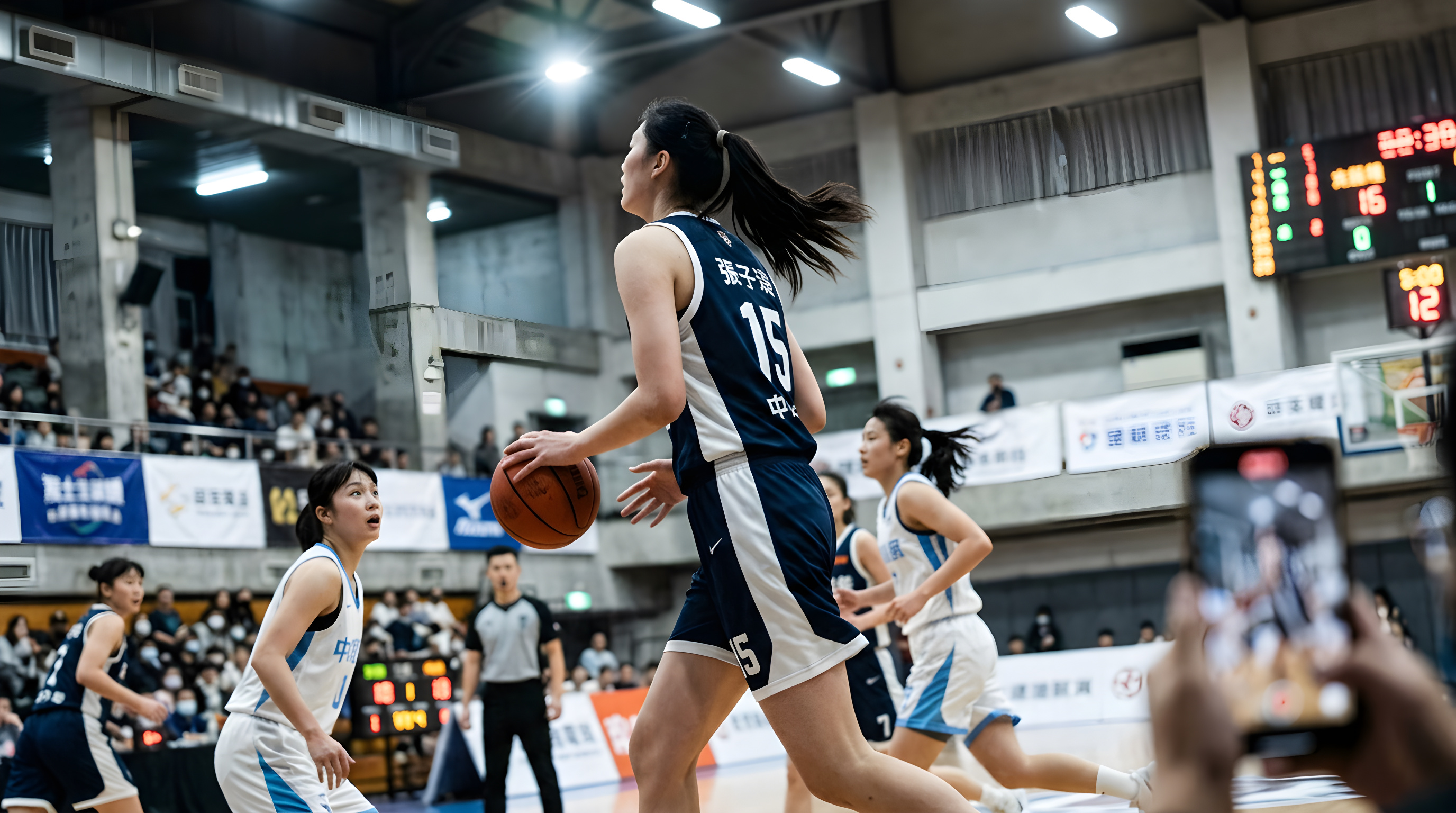 Kinesisk basketballspiller på 223 centimeter går viralt