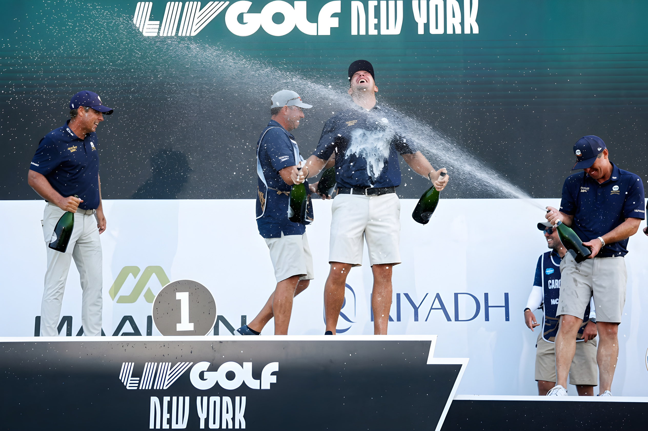 Bryson DeChambeau jubler over holdsejr efter svag turnering