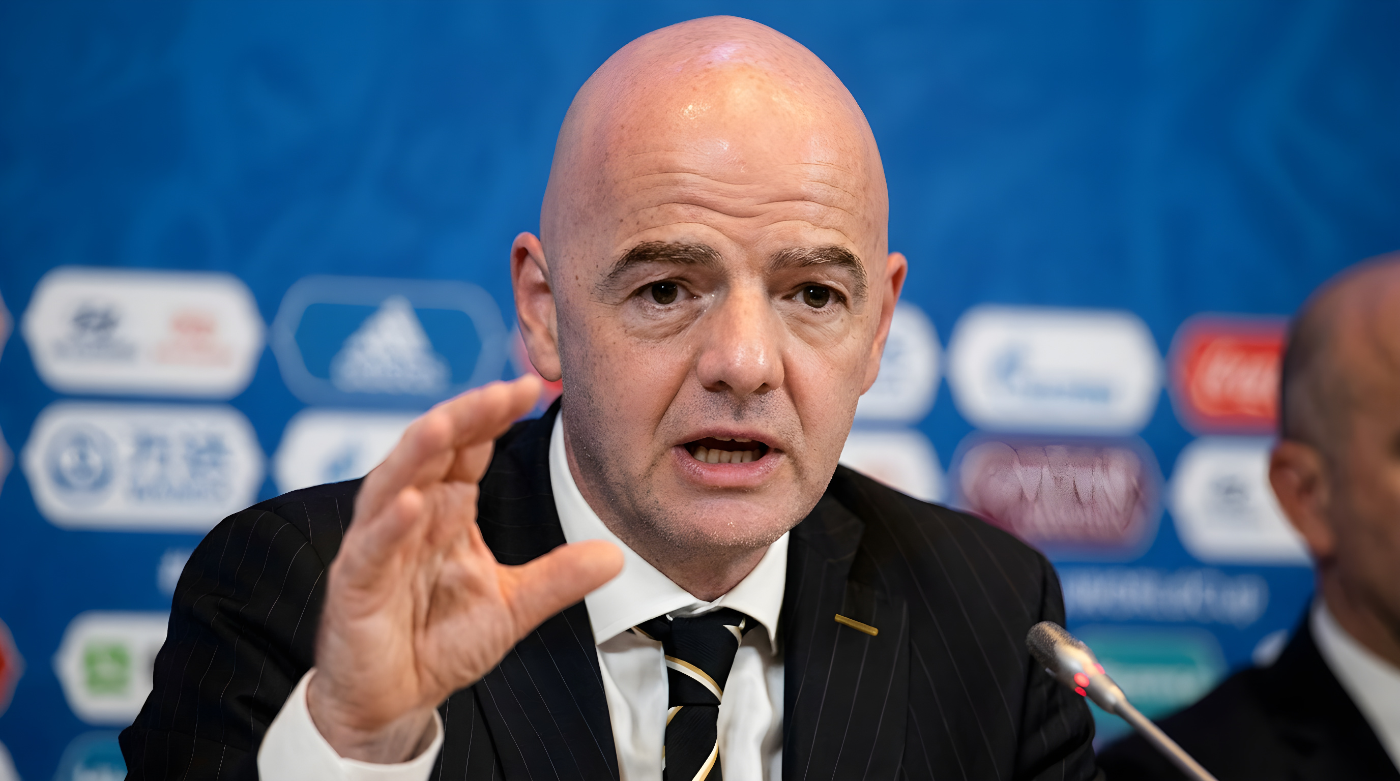 Milliardær forsvarer FIFAs præsident mod kupforsøg