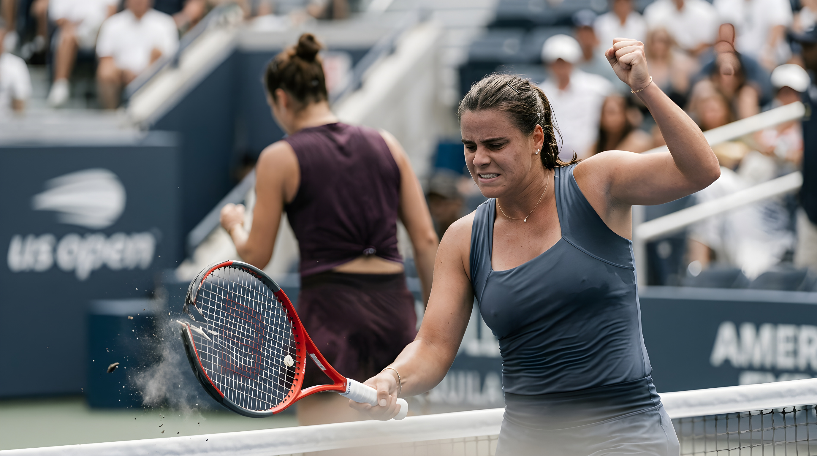 Frustreret tennisstjerne smadrer ketsjer foran kameraerne