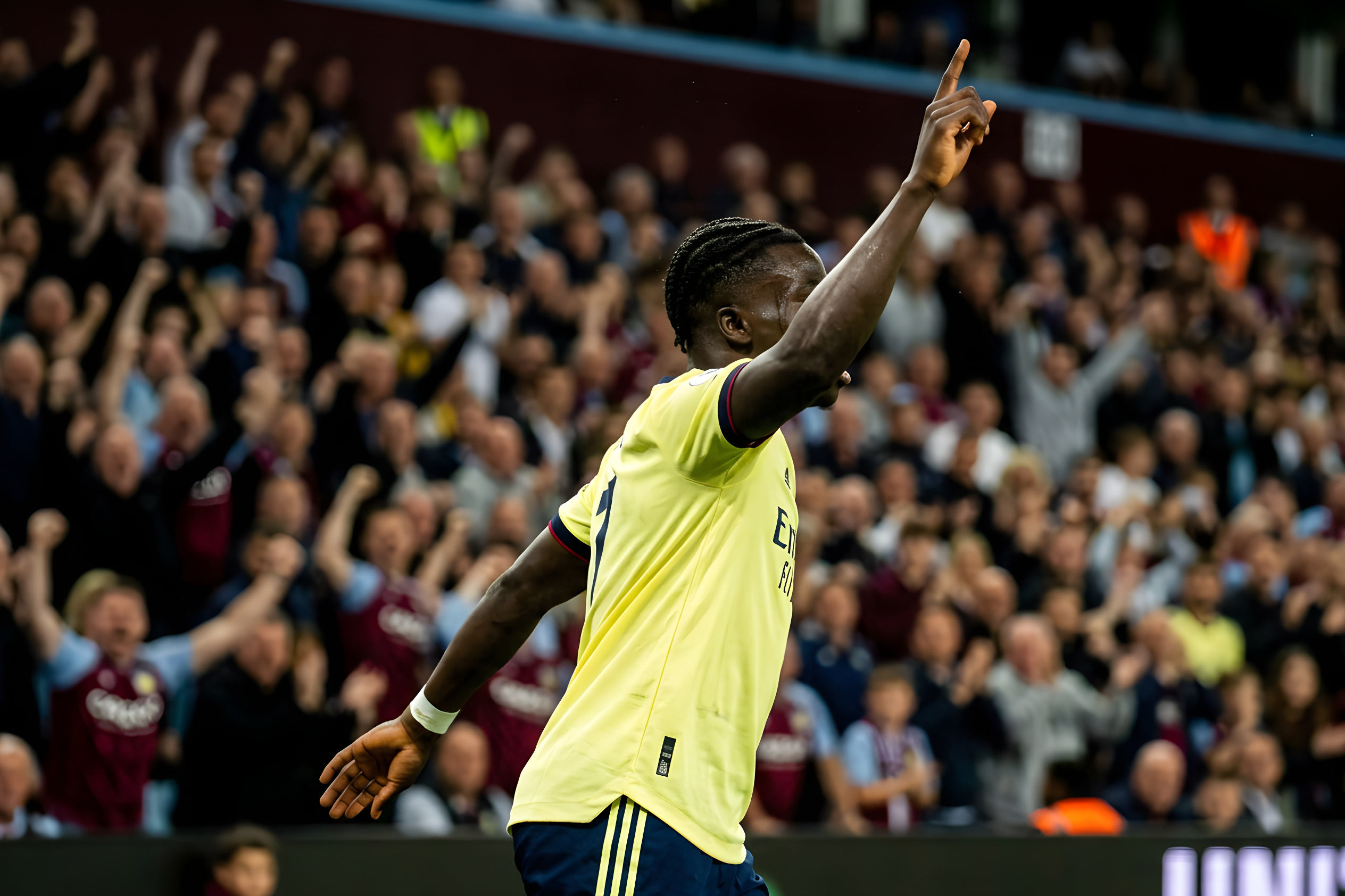 Saka skyder Arsenal til vigtig sejr mod Aston Villa