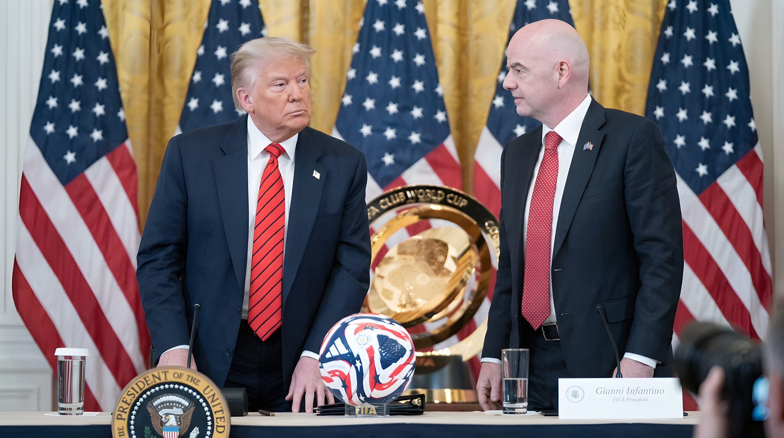 Trump bakker op om FIFAs præsident før VM i 2026