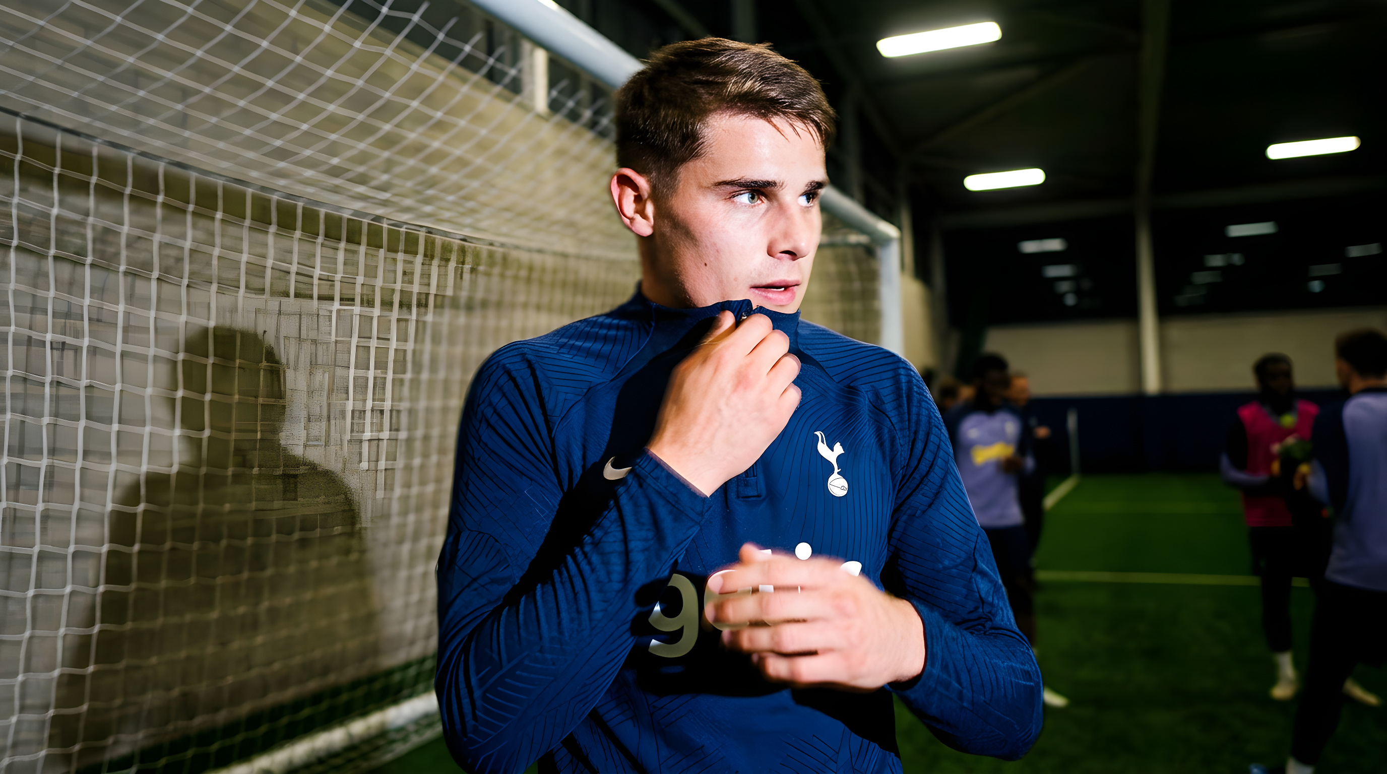 Micky van de Ven forlænger sin kontrakt med Tottenham