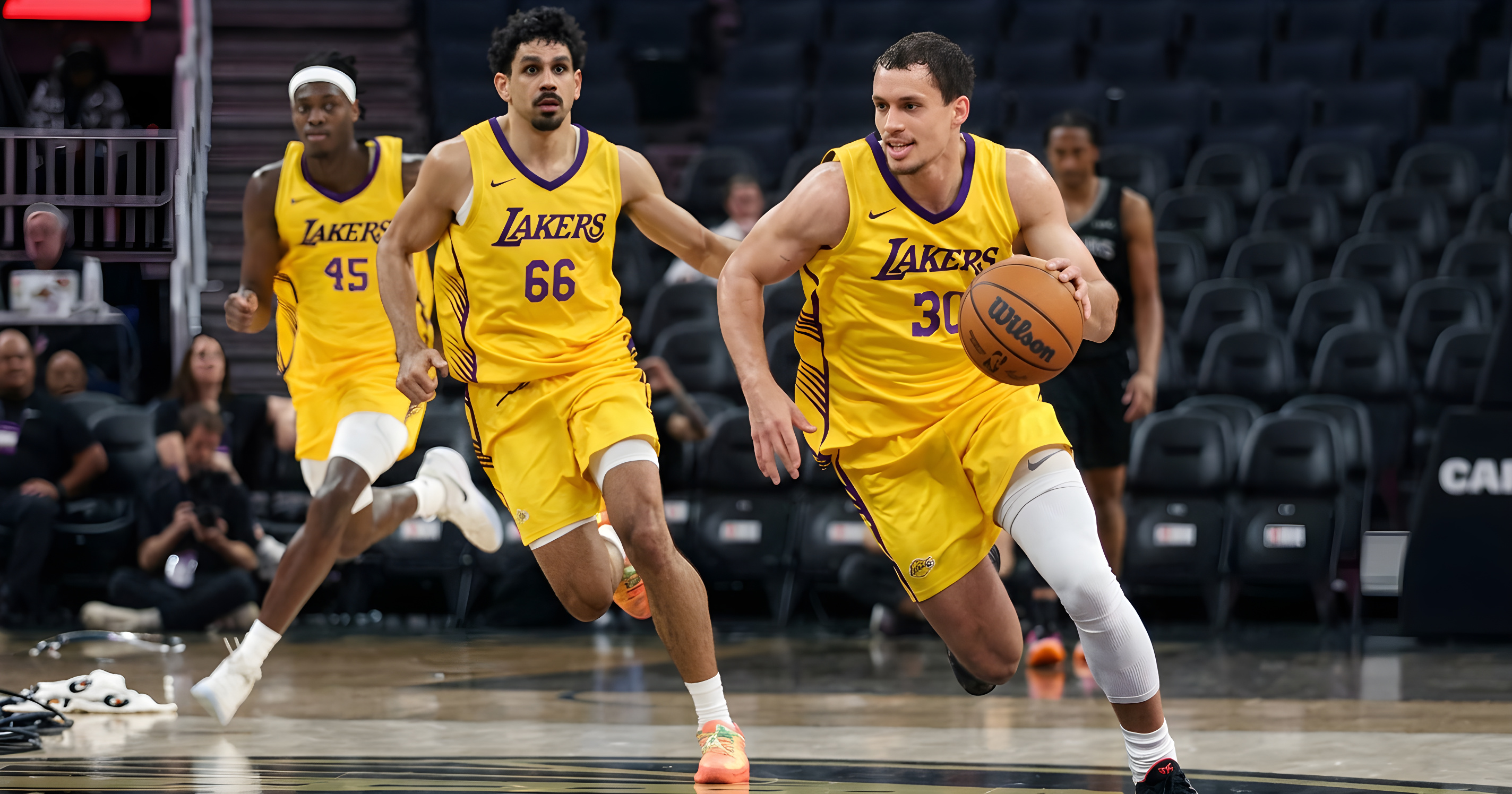 Los Angeles Lakers solgt i historisk milliardhandel