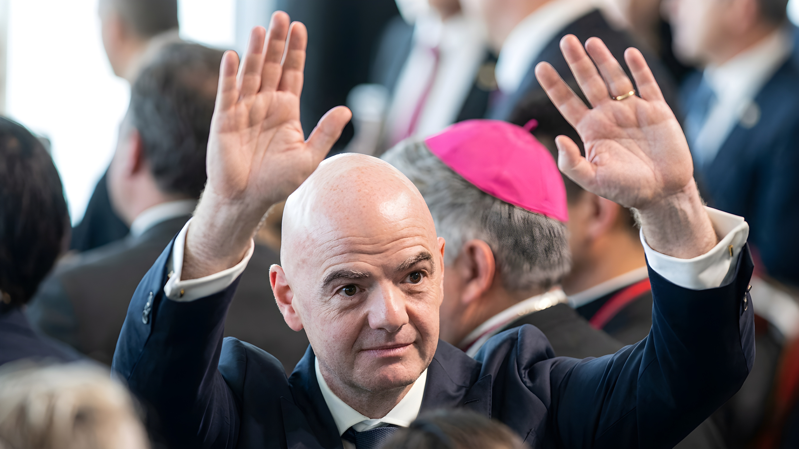 FIFA forsvarer præsident Infantino mod hårde anklager